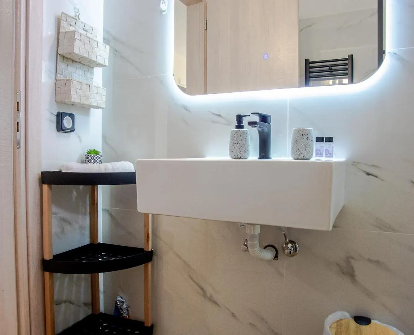 Aella Apartment Skala