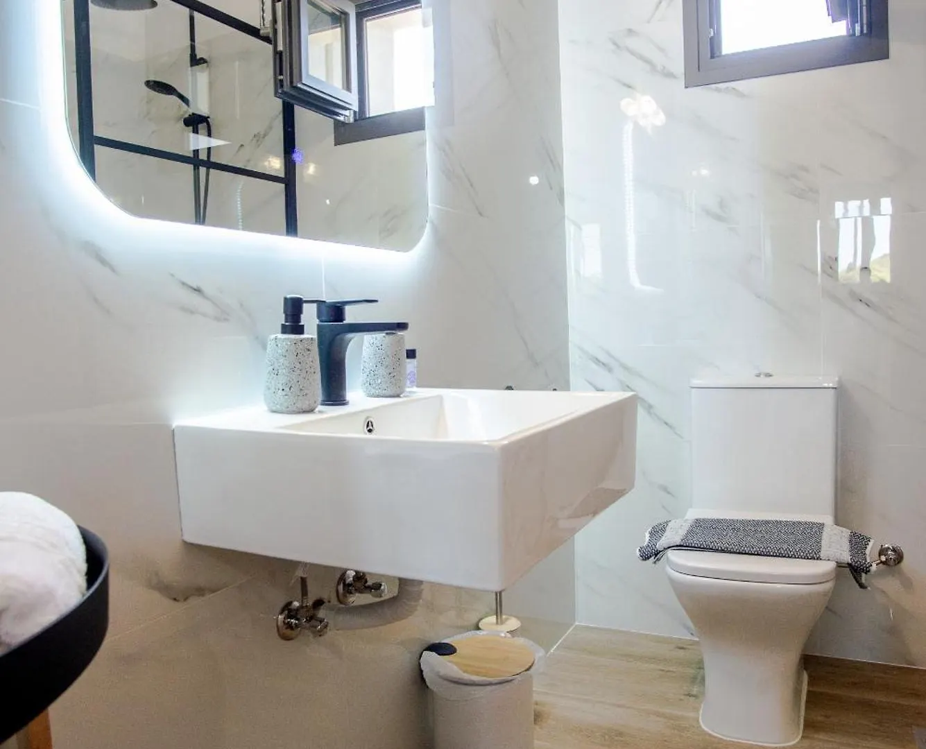 Aella Apartment Skala